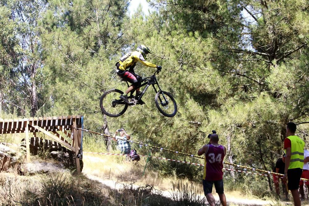 Ángel Suárez firma la bajada perfecta en la exigente bajada de Fragoselo, en Coruxo