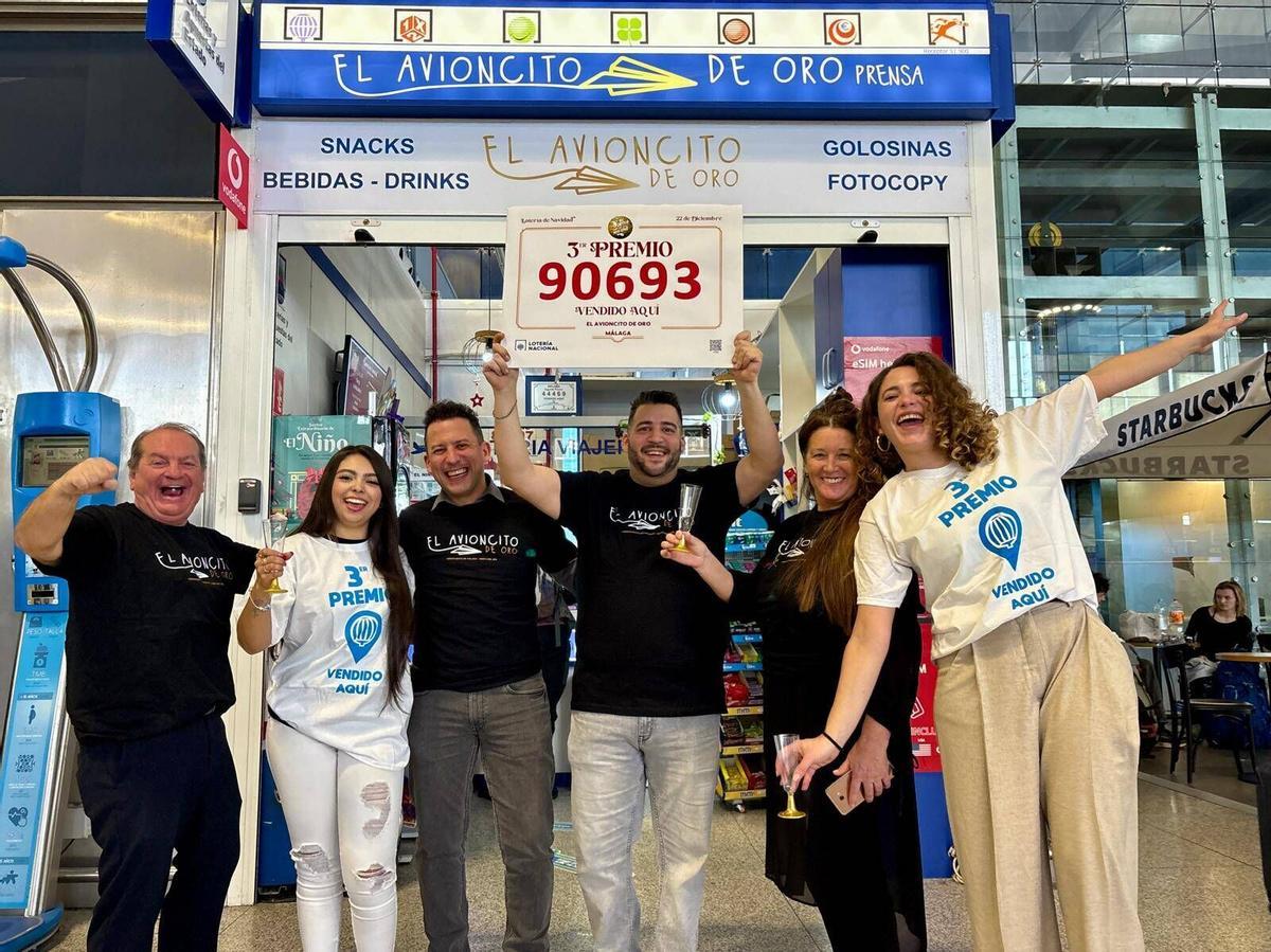 La administración del Aeropuerto ha vendido cinco décimos del tercer premio 90693, repartiendo 250.000 euros