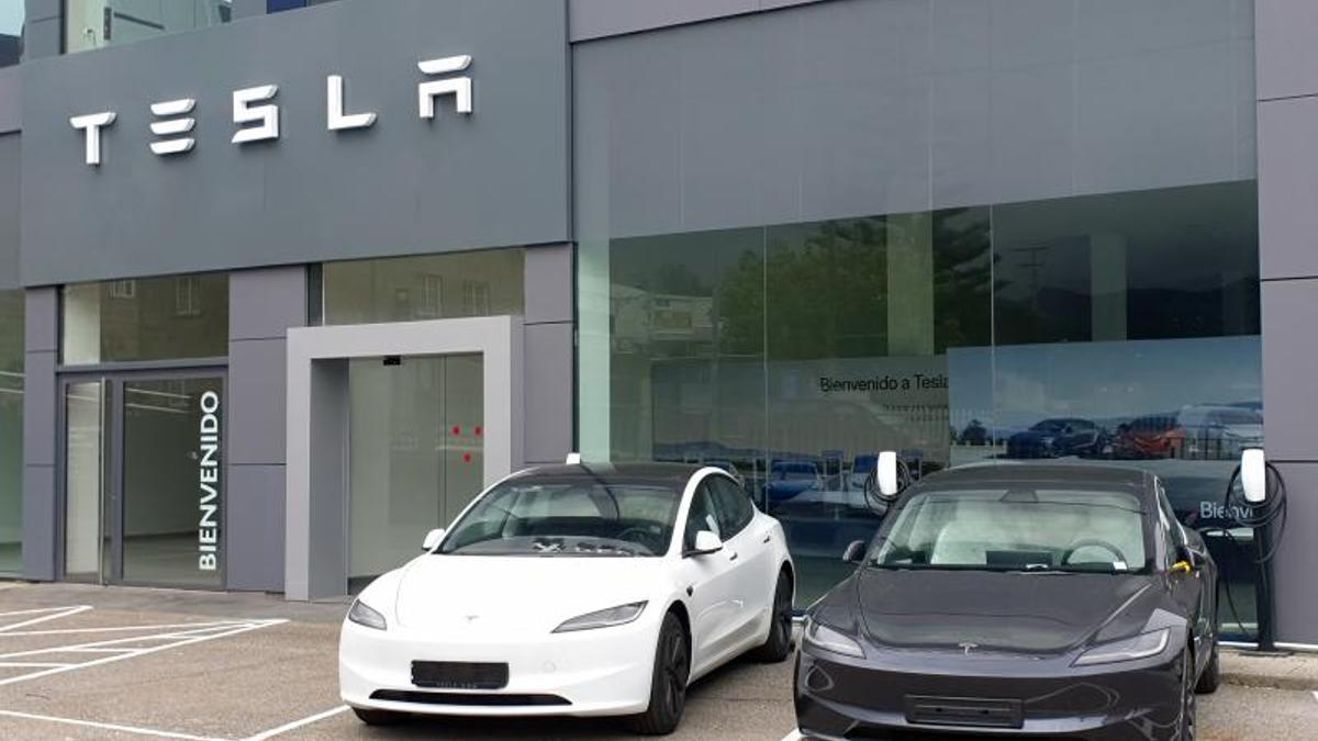 Dos modelos de Tesla delante del concesionario que abrirá en los próximos días