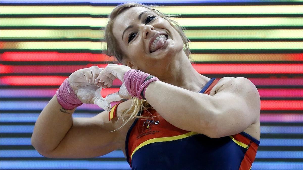 Lydia Valentín dibuja un corazón tras ganar su título europeo en Bucarest.