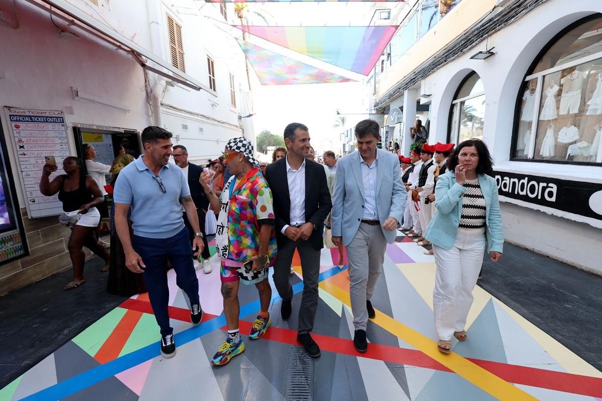 Galería: Todas las imágenes de la inauguración del mural de Okuda en Sant Antoni