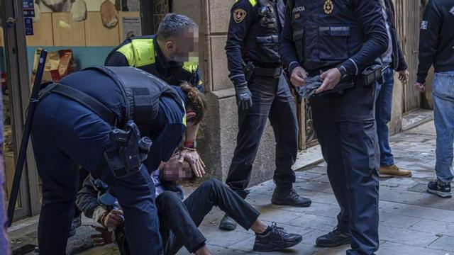 Detenció en un carrer de Barcelona.  | MANU MITRU