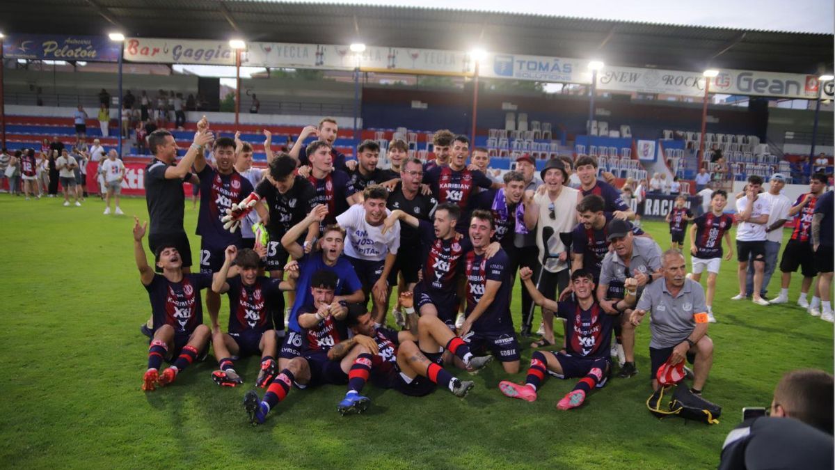 La plantilla del Yeclano celebra el ascenso de categoría