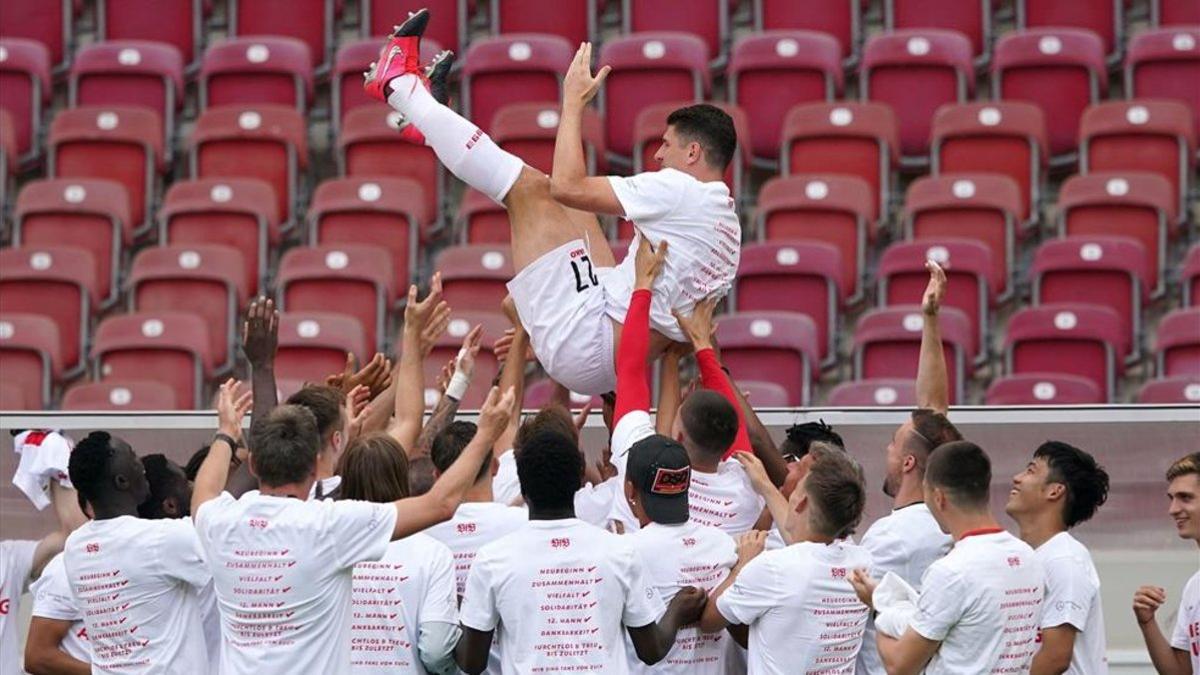 Los jugadores del Stuttgart mantean a Mario Gómez tras su último partido como profesional.