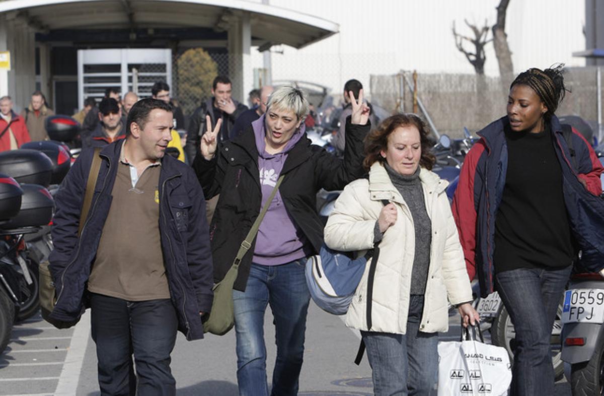 Treballadors de Nissan surten de la fàbrica de la Zona Franca. Treballadors de Nissan surten de la fàbrica de la Zona Franca.