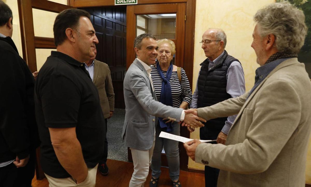 Manuel Mallo e Iván Fernández, que saluda a José Avelino Gutiérrez ante los hermanos Barrera, Manolita y José Ramón. En el recuadro, la consejera de Cultura, Vanesa Gutiérrez, con una pieza de escoria de fundición de hierro, y a su lado, el director general de Patrimonio, Pablo León.