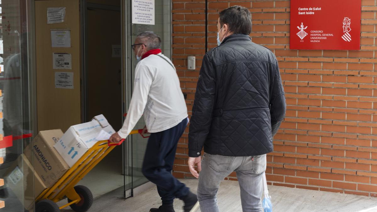 Entrada del centro de salud de San Isidro, en València.