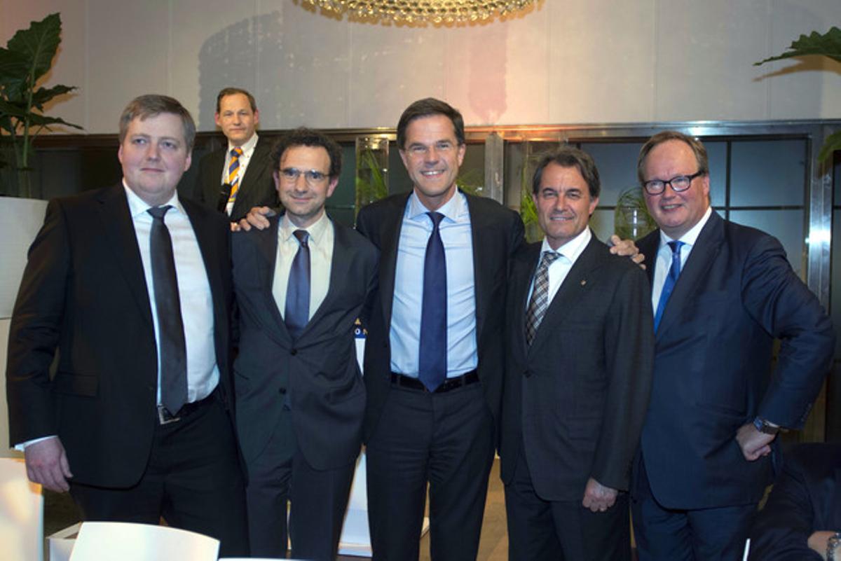 El president Mas va participar en el sopar de gala del congrés, on va compartir taula amb Mark Rutte, ministre-president d’Holanda, i també amb Sigmundur Gunnlaugsson, primer ministre d’Islàndia; Guy Verhofstadt, president del grup liberal-demòcrata al Parlament Europeu i candidat a la presidència de la Comissió Europea; Slobodan Petriovic, primer ministre de Kosovo; Mohammad Laenser, ministre d’Urbanisme i Territori del Marroc; i Txafik Raixado, vicepresident del Parlament del Marroc, entre altres. El president Mas va participar en el sopar de gala del congrés, on va compartir taula amb Mark Rutte, ministre-president d’Holanda, i també amb Sigmundur Gunnlaugsson, primer ministre d’Islàndia; Guy Verhofstadt, president del grup liberal-demòcrata al Parlament Europeu i candidat a la presidència de la Comissió Europea; Slobodan Petriovic, primer ministre de Kosovo; Mohammad Laenser, ministre d’Urbanisme i Territori del Marroc; i Txafik Raixado, vicepresident del Parlament del Marroc, entre altres.