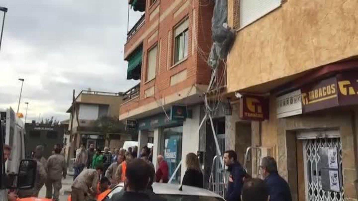 atlas-20181122-un-paracaidista-acaba-colgado-de-una-antena-