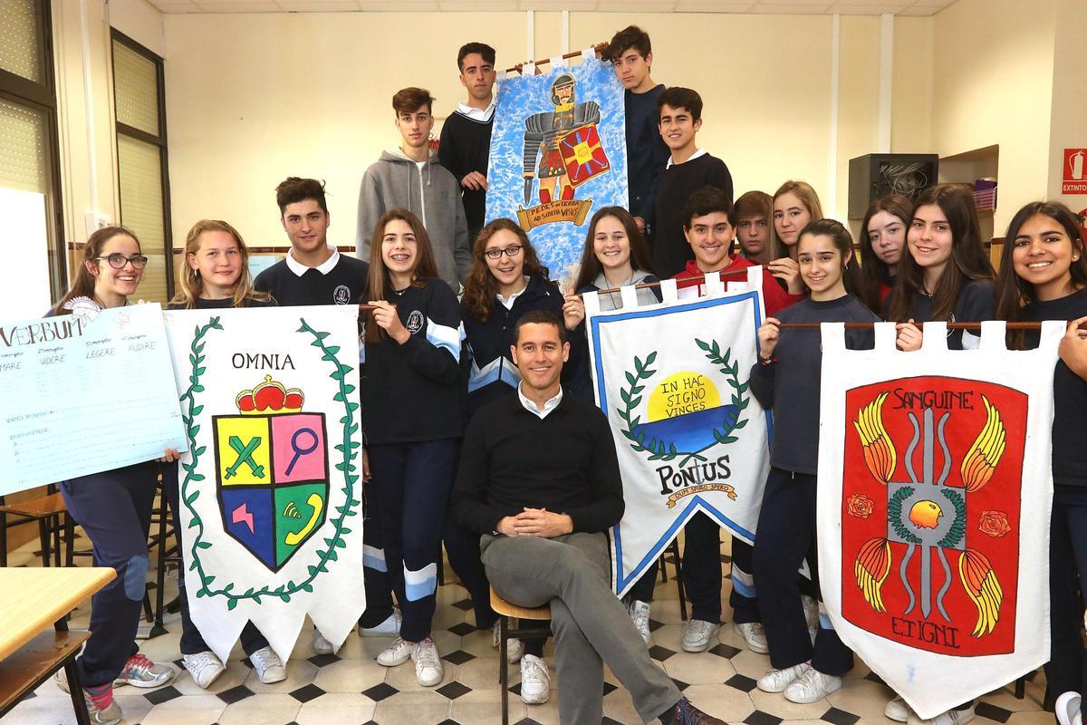 El malagueño Javier Gómez con los alumnos de hace unos cursos con los que realizó una novedosa actividad en la asignatura de Latín, Cives Romani.