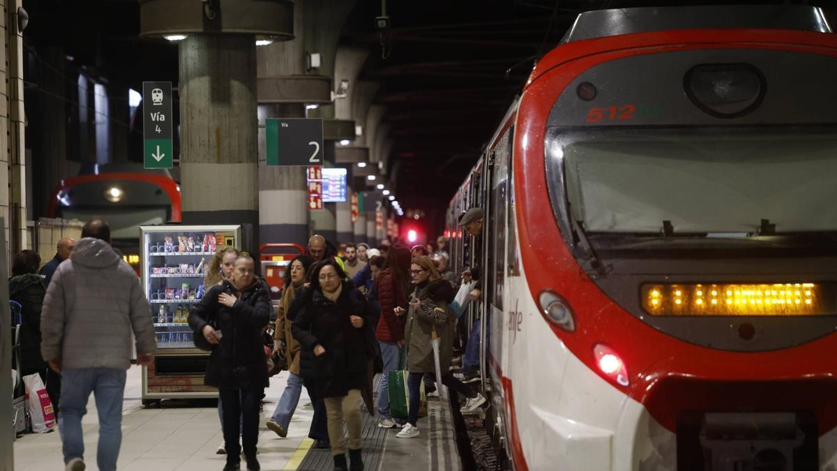 Un tren Civia, en la estación de Oviedo