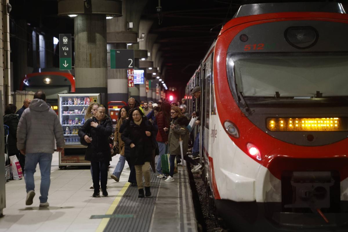 Un tren Civia, en la estación de Oviedo