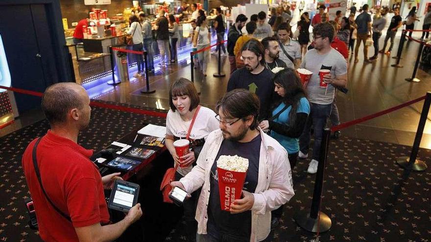 Espectadores se disponen a ver una película, ayer, en los cines Yelmo de Vigo. // José Lores