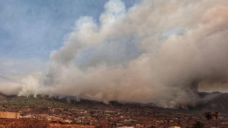 El fuego continúa su movimiento hacia la zona norte de la isla