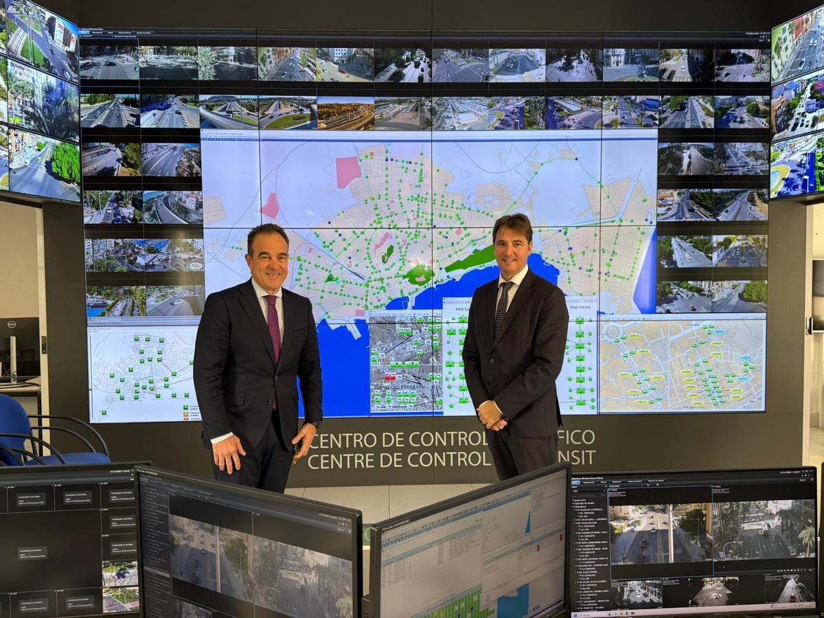 Los concejales Antonio Peral y Carlos de Juan, en el Centro de Control del Tráfico de Alicante, este viernes.