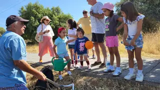 Los niños de La Sierrilla riegan más de treinta árboles en una jornada de concienciación medioambiental