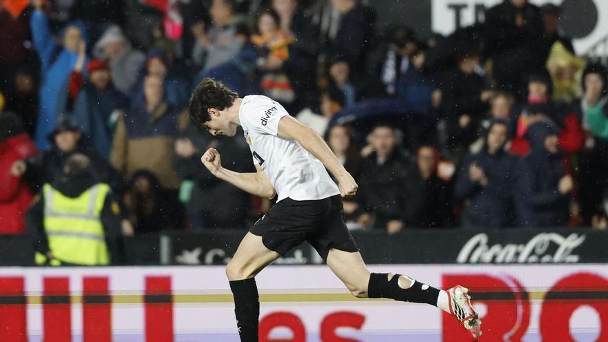 Javi Guerra 'asiste' al Valencia CF cuando más lo necesitaba