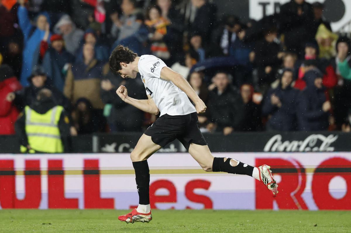 VALENCIA, El centrocampista del Valencia Javi Guerra en Mestalla.