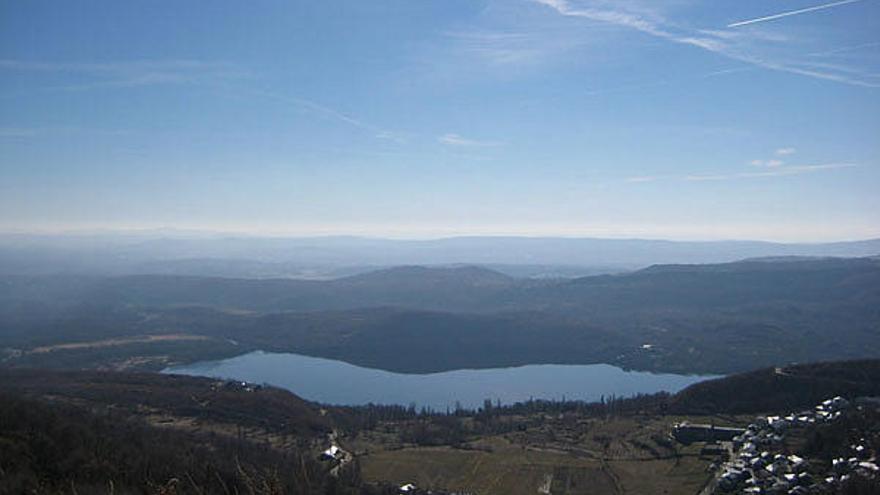 Vista del Lago de Sanabria y del pueblo.