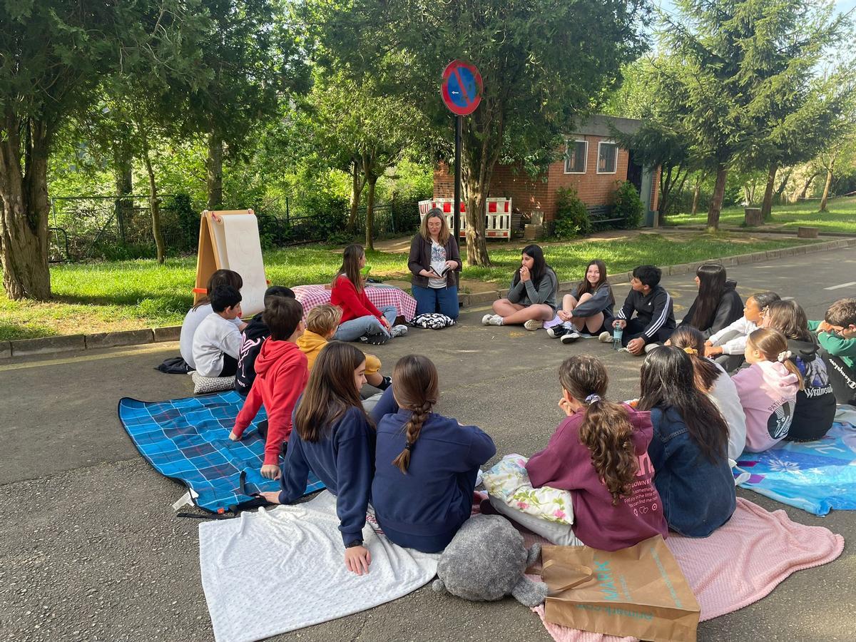 Picnic literario en el Colegio Maestros Arregui de Pola de Siero. Picnic literario en el Colegio Maestros Arregui de Pola de Siero.