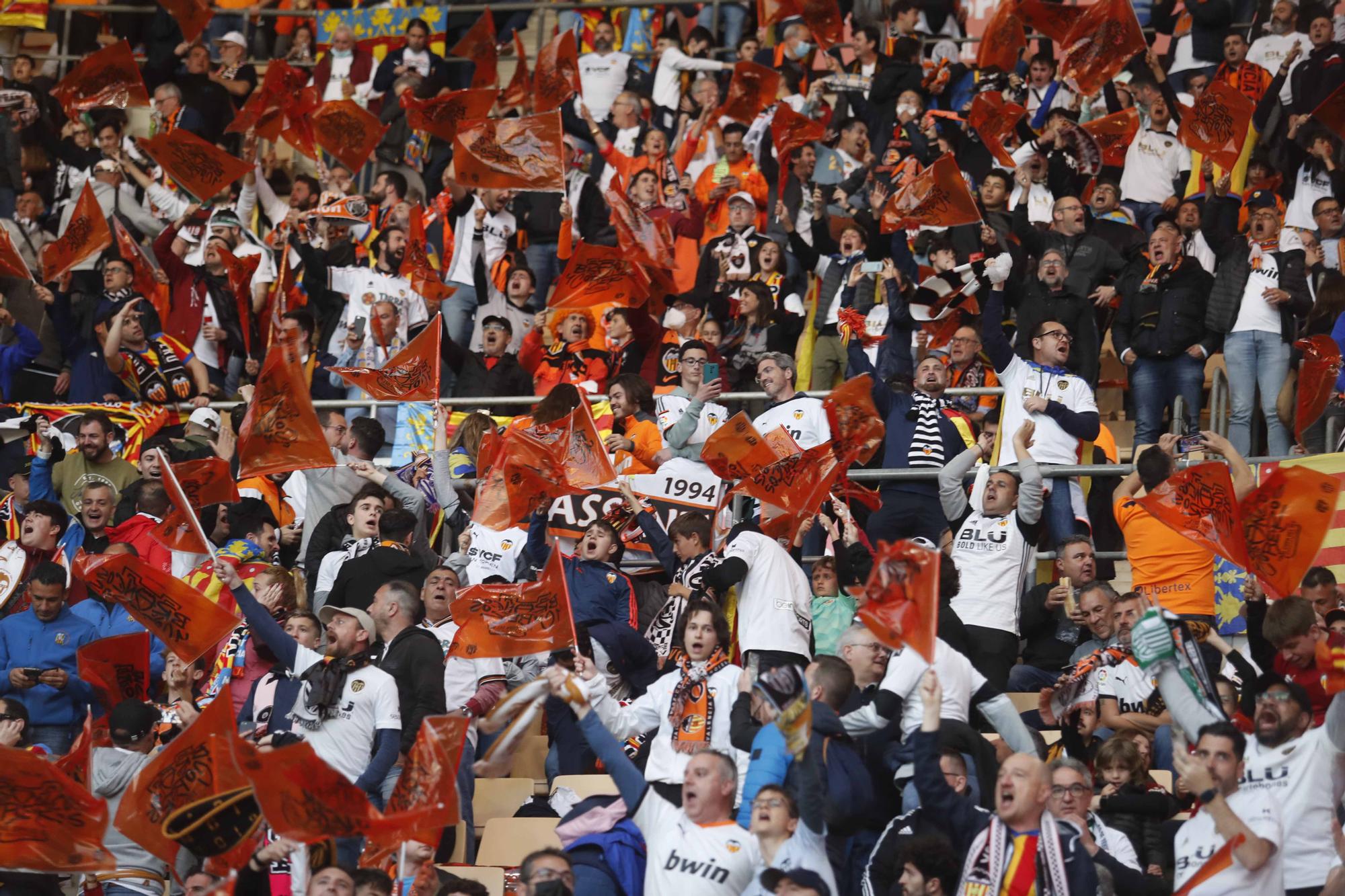 La afición valencianista llena de color el estadio de La cartuja