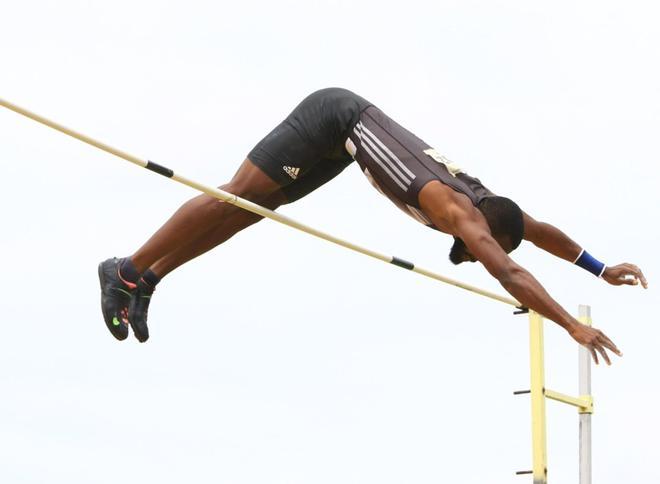 El colombiano Pablo Chaverra participa este domingo en el Grand Prix Internacional de Atletismo de Cuenca (Ecuador). Chaverra ganó oro con la marca de 5.20, en un empate con el ecuatoriano Liander Pacho.