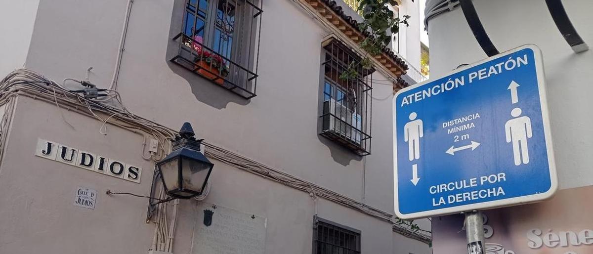 Imagen de la placa instalada en la calle Judíos.