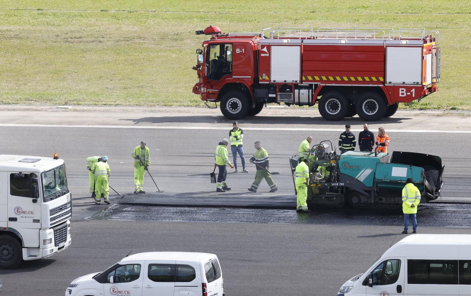 Asfaltan el socavón que obligó a cerrar el aeropuerto de Vigo