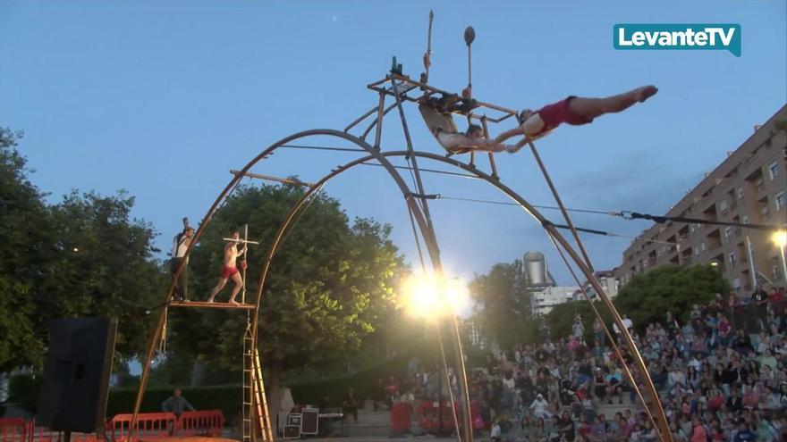 Mislata vuelve a rendirse a las artes circenses