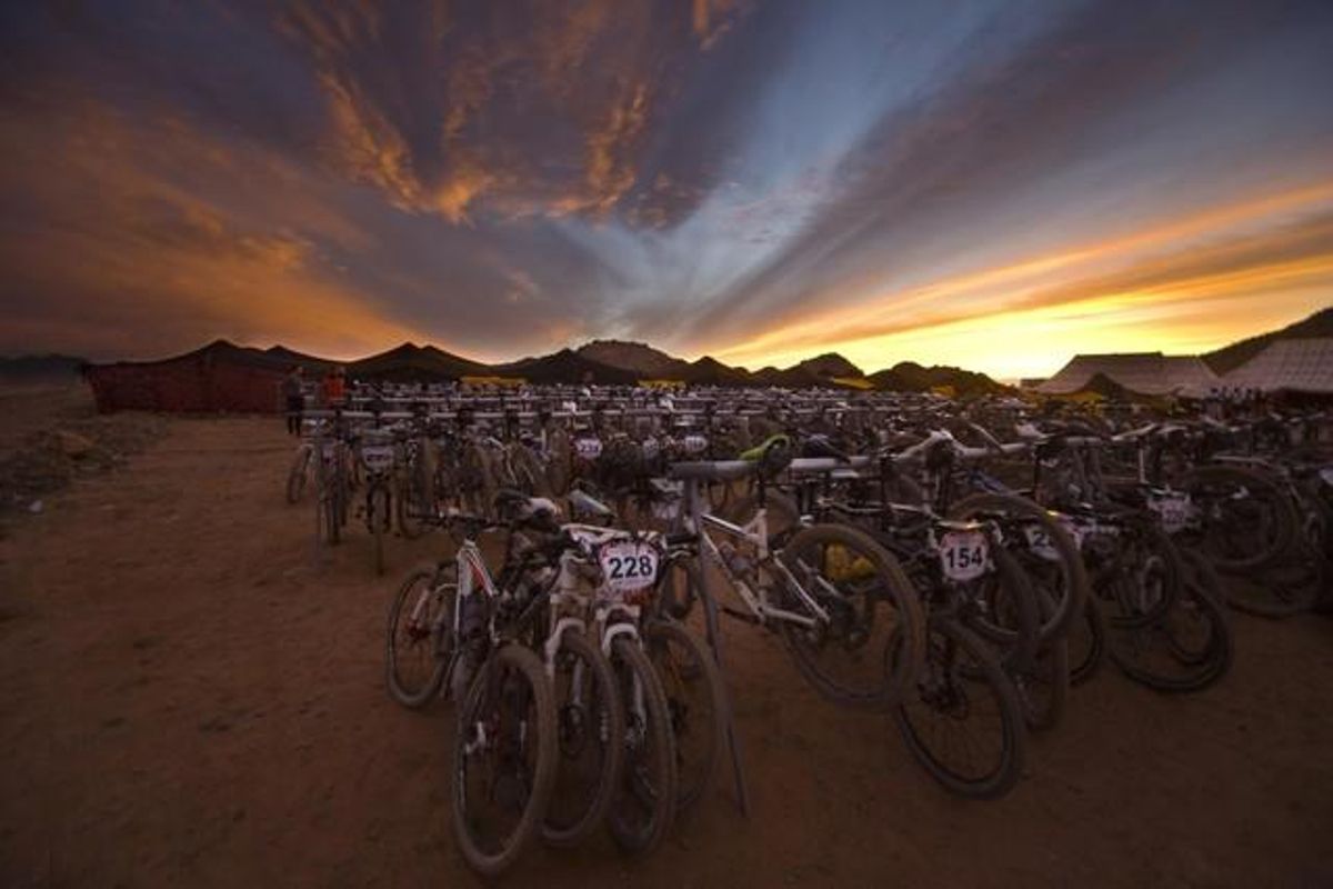 Les bicicletes i els ciclistes descansen entre etapa i etapa als campaments de haimes. Darrere de la meta els esperen els mecànics i els fisioterapeutes. Però hi ha una etapa marató, que es disputa en dos dies i que no permet assistències al campament a la nit. Els participants han de carregar aquests dos dies amb tot el que necessitin per passar aquella nit.