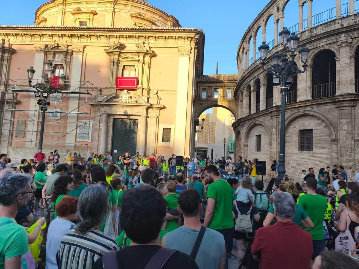 Participantes en la acampada de los docentes en València
