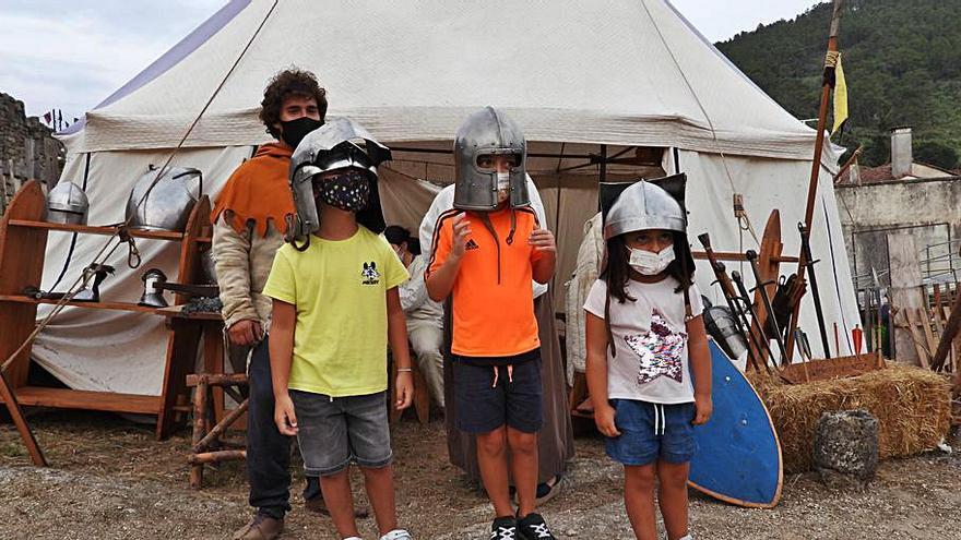 Este año el traje medieval no era obligatorio, pero los más pequeños tenían ganas de sentirse en otra época. // F. CASANOVA