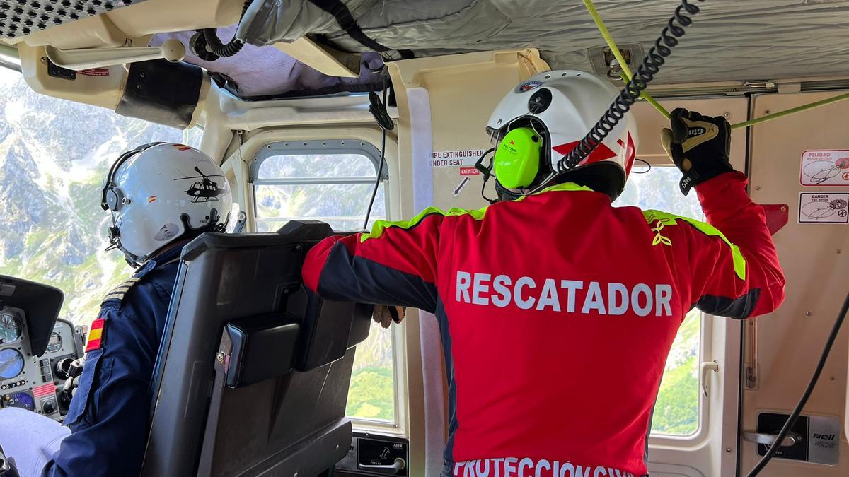 Efectivos del 112 de Cantabria, en el helicóptero que rescató al joven vigués