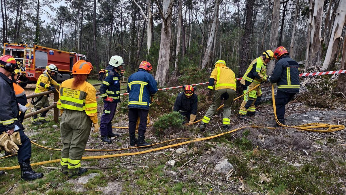 Voluntarios de Protección Civil de toda Galicia se forman contra el fuego en Domaio Voluntarios de Protección Civil de toda Galicia se forman contra el fuego en Domaio