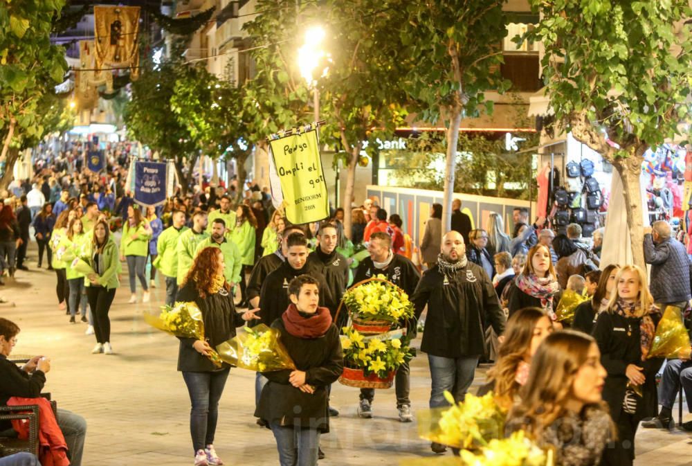 Festeros y devotos rinden culto a la patrona de Benidorm en la Ofrenda de Flores.