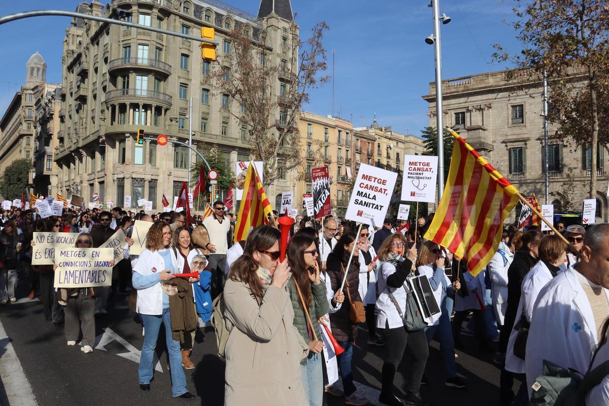 Manifestació de metges per l'avinguda del Marqués de la Argentera