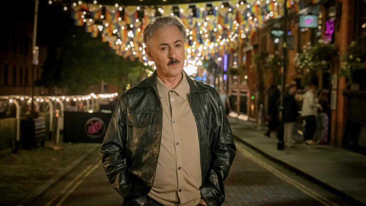 Alan Cumming (Leo Struthers) en una imatge promocional de "Tip toe"