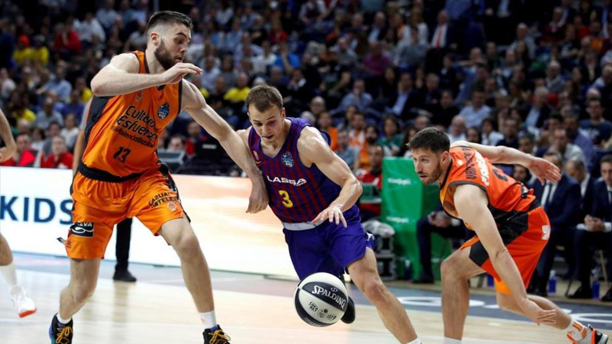 Kevin Pangos, entre Mike Tobey y Sam Van Rossom