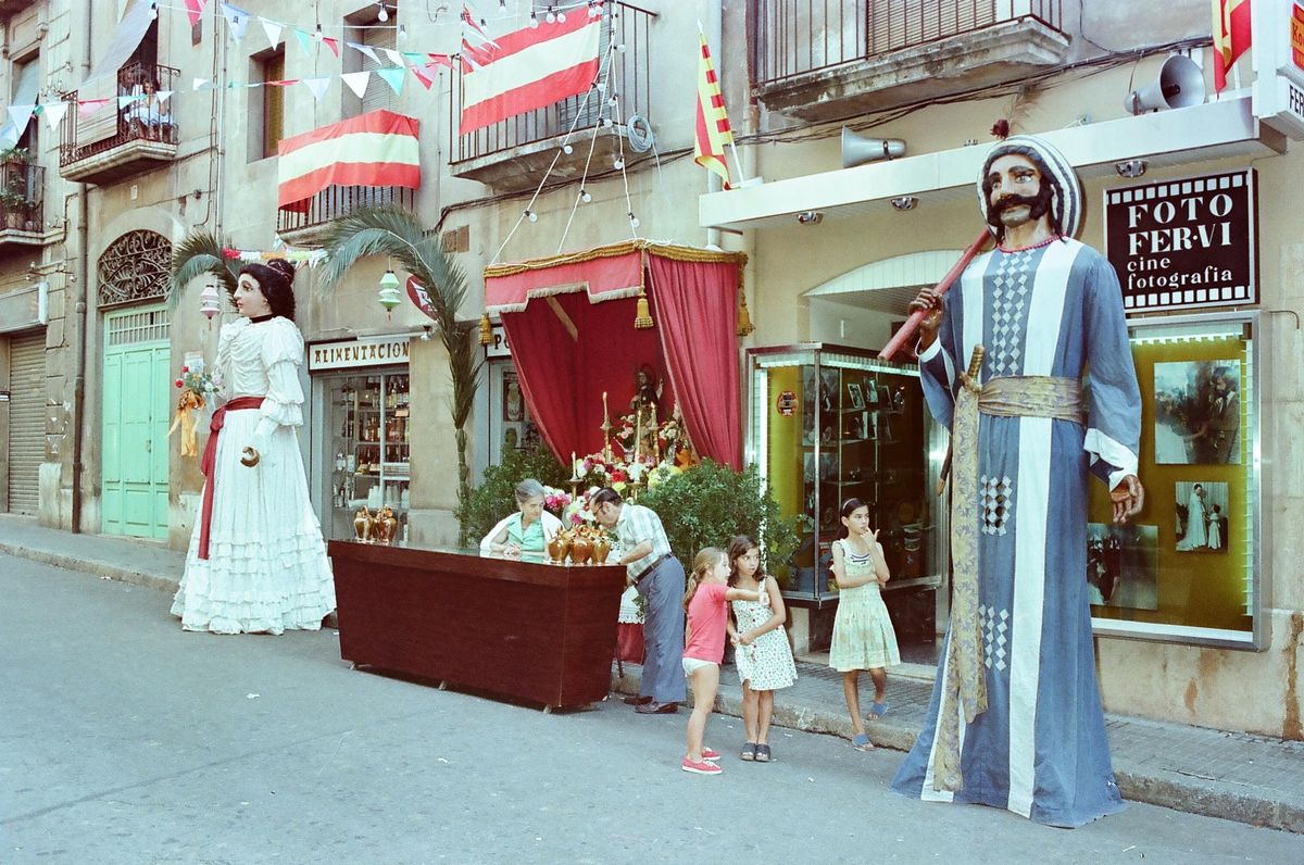Imatge antiga dels Gegants Vells al carrer del Cós del Bou de Tarragona, durant unes festes de Sant Roc.