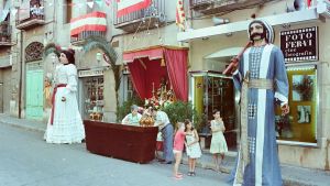 Imatge antiga dels Gegants Vells al carrer del Cós del Bou de Tarragona, durant unes festes de Sant Roc.