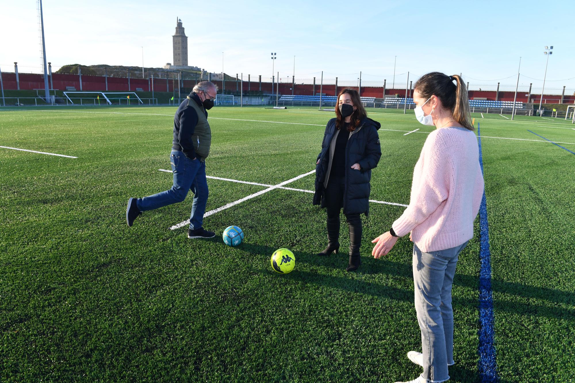 La ciudad deportiva Arsenio Iglesias renueva su césped artificial