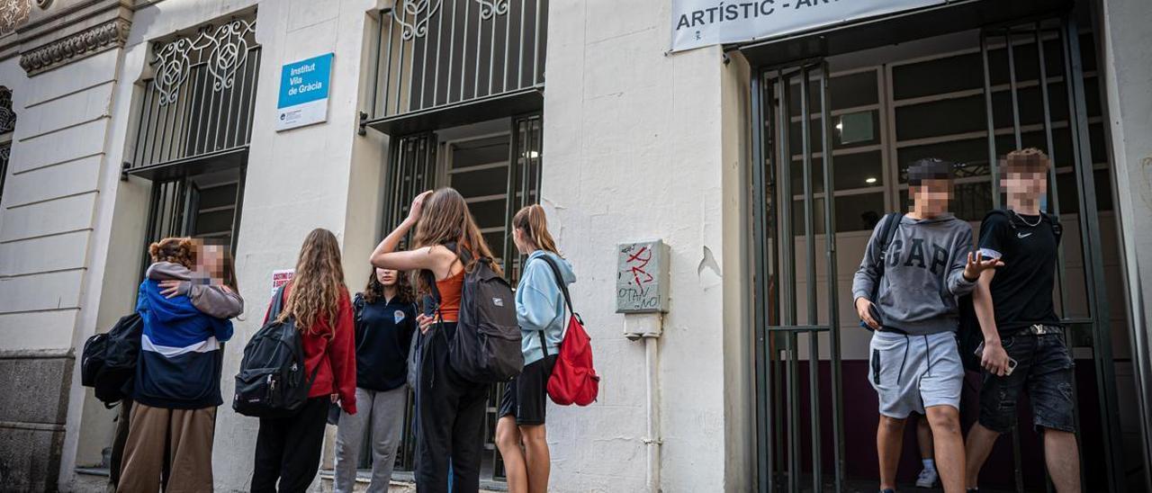 Adolescentes a la salida del instituto Vila de Gràcia, en Barcelona, el viernes a las tres de la tarda.