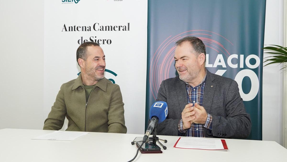 Ángel García "Cepi", con el presidente de la Cámara de Comercio de Oviedo, Carlos Paniceres, este martes en Pola de Siero.
