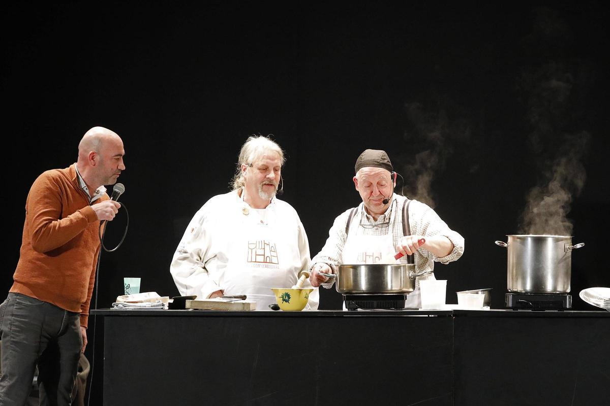 L'alcalde de Llagostera Narcís Llinàs, Martí Rosàs, cuiner de Ca la Maria i Xavier Amat, representant de la Societat de Caçadors Sant Hubert.