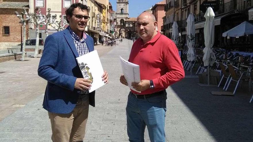 Tomás del Bien (izquierda) y Elier Ballesteros explican la reapertura al tráfico de la Plaza Mayor.