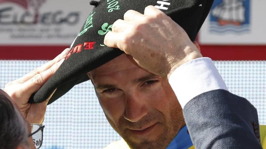 Alejandro Valverde recibe la &#039;txpela&#039; de vencedor en el podio.