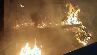 Sofocan un incendio intencionado junto a unos chalés abandonados en Sanchilán en Moaña