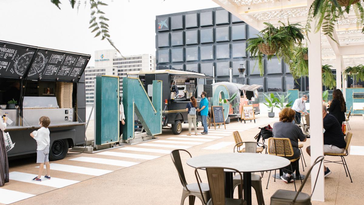 La terraza con 'food trucks' de El Corte Inglés de la Diagonal.