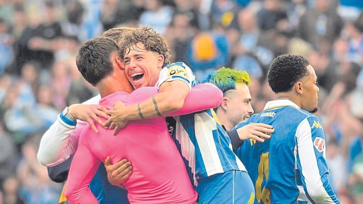 Mario Soriano abraza a Álvaro Ferllo tras el pitido final del partido ante el Leganés.