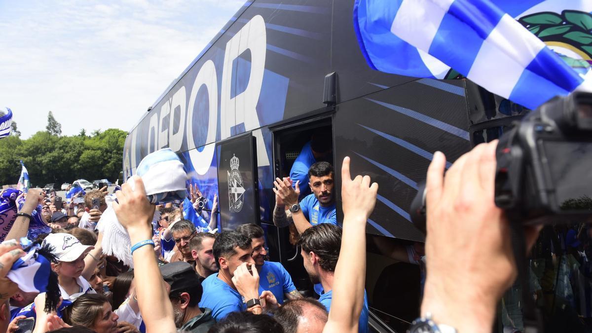 Así fue la salida del Deportivo camino de Valladolid con sus aficionados despidiéndole